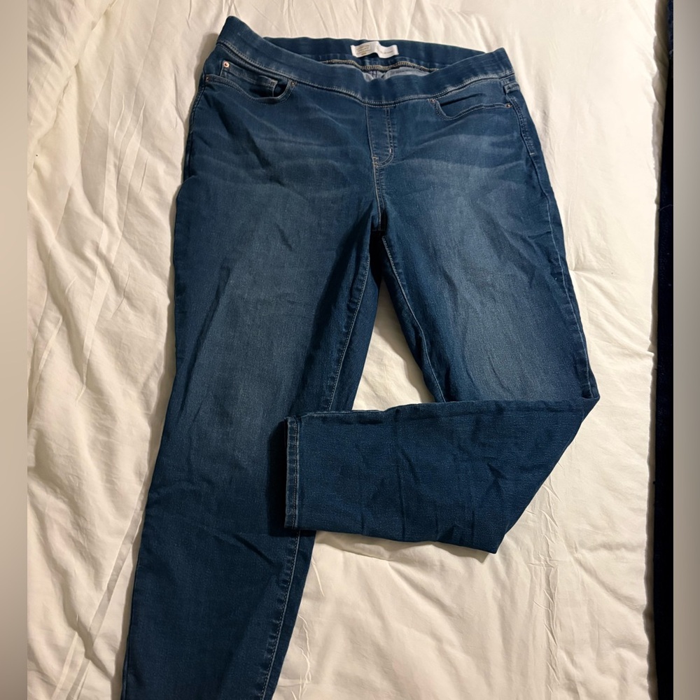 Classic Levi’s Skinny Blue Jeans: 20W